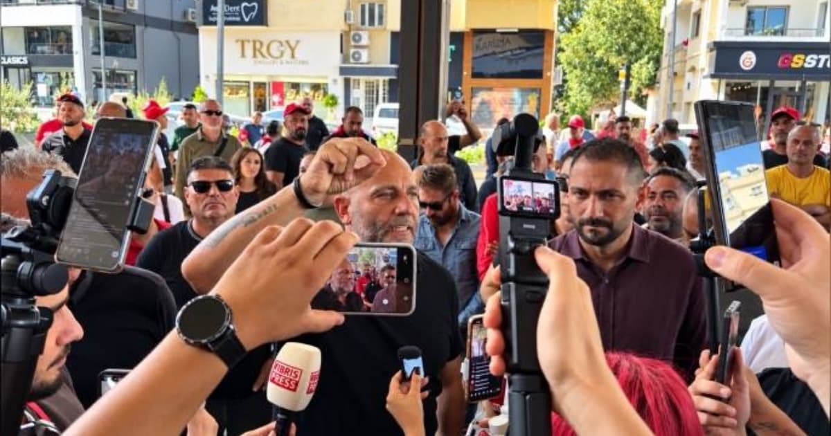 Sendikalardan Üstel'e Pasha Otel önünde protesto