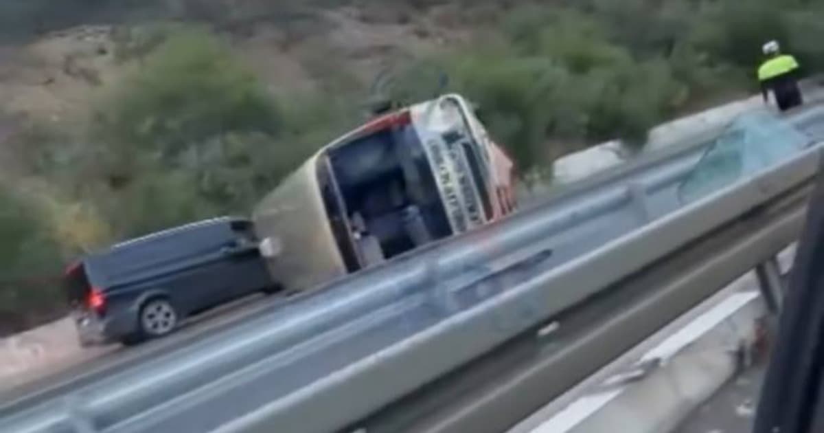 Lefkoşa-Girne ana yolunda otobüs devrildi: Yaralılar var
